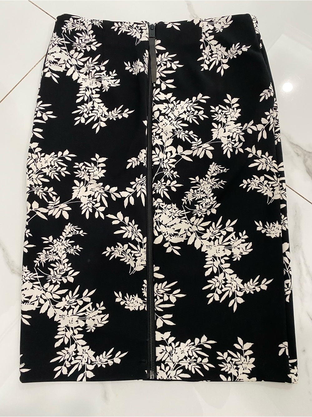 Vince Camuto Black Pencil Stretch Skirt with White Floral Print - Picture 4 of 5